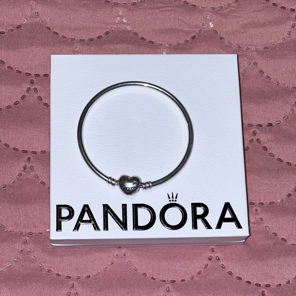 Pandora Moments Heart Clasp Bangle